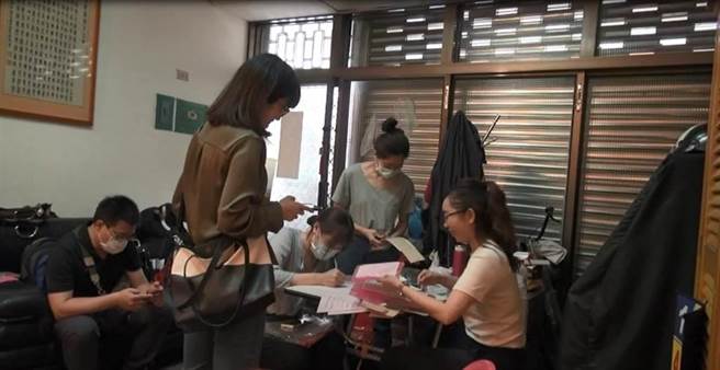 高雄玉山銀行前理專潘姓女子涉盜領客戶存款1億多元，檢調兵分2路搜索潘女住處及銀行。（高雄地檢署提供／袁庭堯高雄傳真）