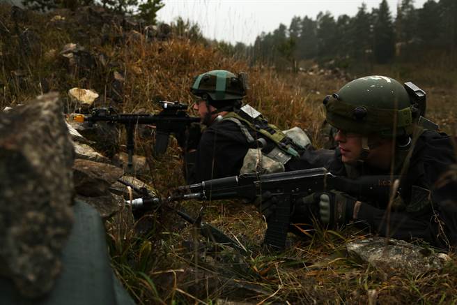 文中认为，对欧洲而言，台海危机不能只将眼光放在东亚。欧洲必须趁早定义缺少美国的欧洲，该如何进行集体防卫。特别是，现在的美国恐怕无法执行「两面战略」，即同时在欧洲与亚洲和两个大国进行战争并取得胜利。图为美军在德国进行操演。(图/DVIDS)
