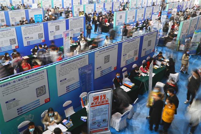 陆发改委：力争到2025年生活服务业相关专业大学生增加10万人。图为大陆招聘会现场。（中新社）