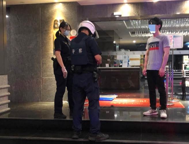 高雄許姓男子寄宿旅館2樓居家檢疫隔離，疑似酒癮難耐，竟利用逃生緩降機垂降至一樓，逃出買酒，沒買成就被員警逮獲。（高市鹽埕分局提供／袁庭堯高雄傳真）