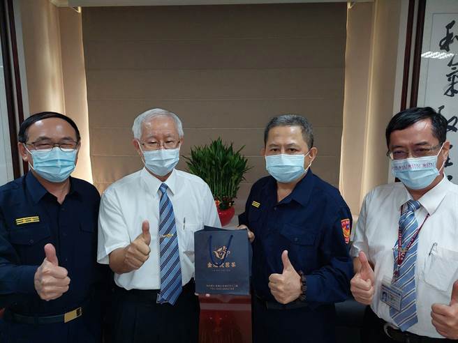 彰化县银行公会理事长张焕卿（左二）上午亲自拜会彰化县警察局局长吴坤旭（右二）、副局长王清海（左一），感谢全体彰化县员警拦阻金融诈骗的辛劳，守住百姓们的辛苦积蓄。（谢琼云摄）