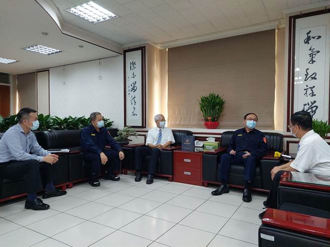 彰化县警察局长吴坤旭（右）强调金勤区勤务会继续落实执行下去，但即日起回归各分局自行督导检讨，分层负责，500人的赖群组正式解散。（谢琼云摄）