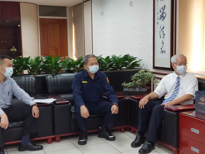 彰化县副局长王清海（中）主导首创金勤区，率领彰化基层所长、员警，创下全国第一的拦阻诈骗绩效，短短四个月守住彰化县民1.9亿元存款；却引发基层强力反弹，不断靠北警察，他强调虽然有点生气，但不会被打击，也会继续坚持下去做对的事情。（谢琼云摄）