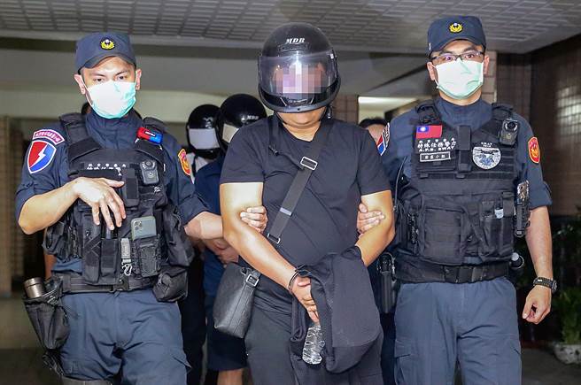 航警局2日宣布破获一起毒品走私案，并逮捕陈姓主嫌（中）等3名嫌犯。（航警局提供）