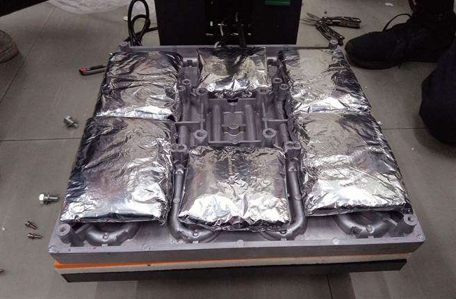 嫌犯将包覆锡箔纸的恺他命夹藏在热转印机内，企图闯关入境。（航警局提供）