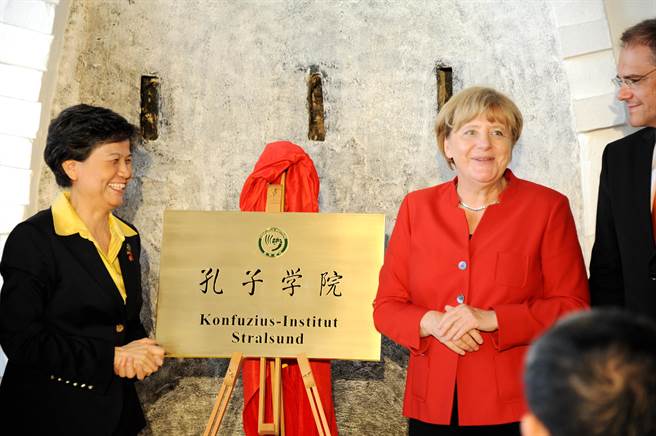 2016年8月31日当地时间8月30日下午，德国第17家孔子学院——施特拉尔松德孔子学院隆重举行成立仪式，德国总理梅克尔出席仪式并与孔子学院总部总干事、国家汉办主任许琳为该孔院揭幕。。（中新社资料照）