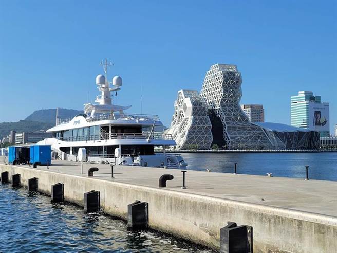 高雄流行音乐中心（游艇旁建物）10月31日正式启用。图／顏瑞田