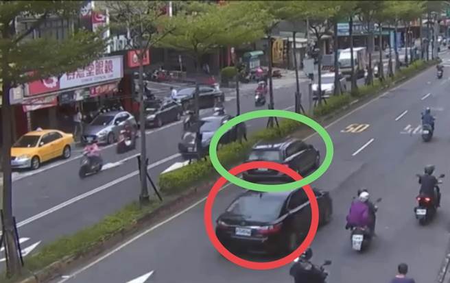 紅圈是前院長車子，綠色是吳男。(戴上容翻攝)