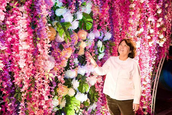 1日開展首日，KANO園區內粉色花海滿布的5米高心牆，花與光影交織，成為期間限定最佳打卡拍照景點。（嘉義市政府提供∕呂妍庭嘉義傳真）