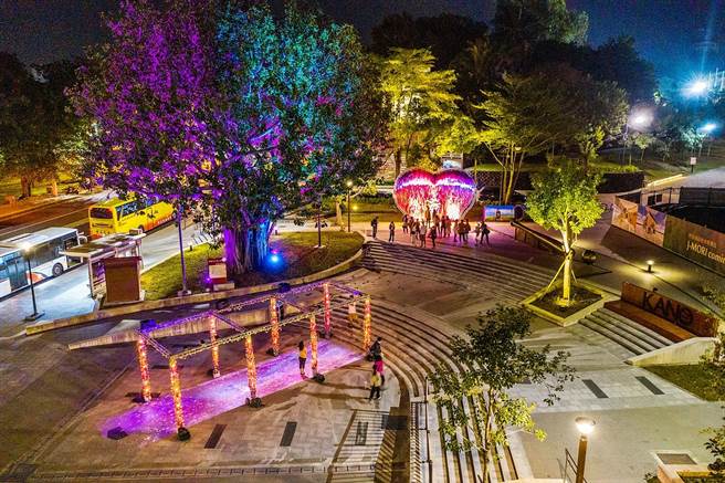 嘉義市「2021光織影舞－光影藝術展」，今年採北香湖公園與KANO園區雙主場呈現，1日開展首日，KANO園區展區便吸引不少人潮。（嘉義市政府提供∕呂妍庭嘉義傳真）