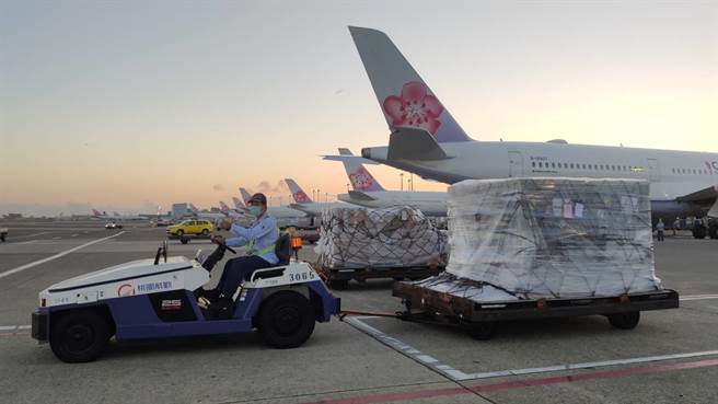 桃园国际机场2021全年货运量预估上看280万公吨，可望创歷史新高。（桃机公司提供／陈佑诚传真）