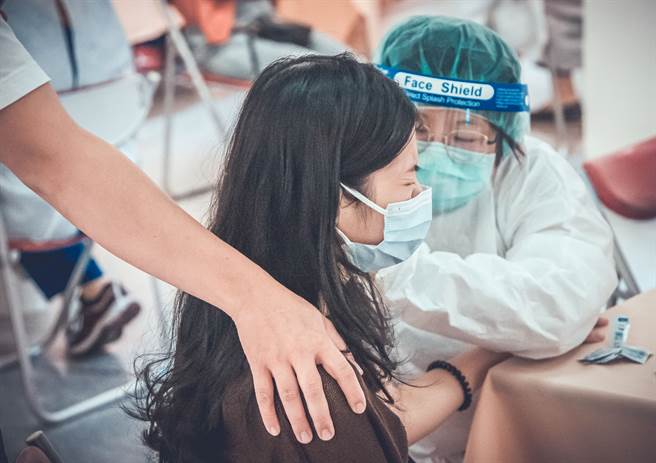 AZ混打2品牌最快本月开放，指挥中心表示，基本上不会限制对象，只要第一剂AZ打完超过10周即可。图为民眾打疫苗的画面。（罗永铭摄）