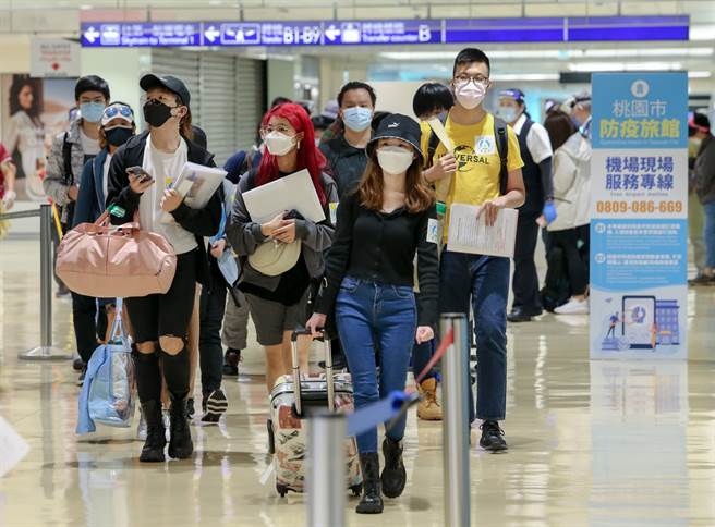 邊境擬開放？莊人祥透露會先以短期商務客優先，不排除採5+9。圖為桃園機場入境旅客。（資料照 陳麒全攝）