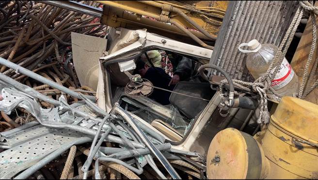 台東資源回收場怪手翻覆，造成1男腿傷無礙。（民眾提供／蔡旻妤台東傳真）