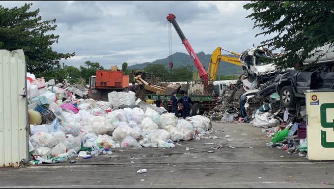 台東資源回收場怪手翻覆，造成1男腿傷無礙。（民眾提供／蔡旻妤台東傳真）