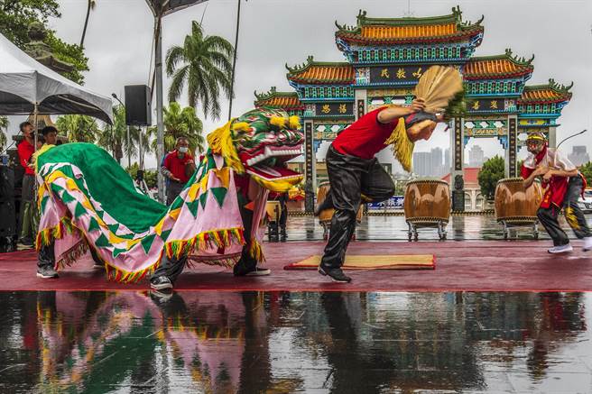 芎林郑家狮日前在新埔义民庙举办成果展，7日 将与张家狮在新竹县客家艺术节登场。（罗浚滨摄）