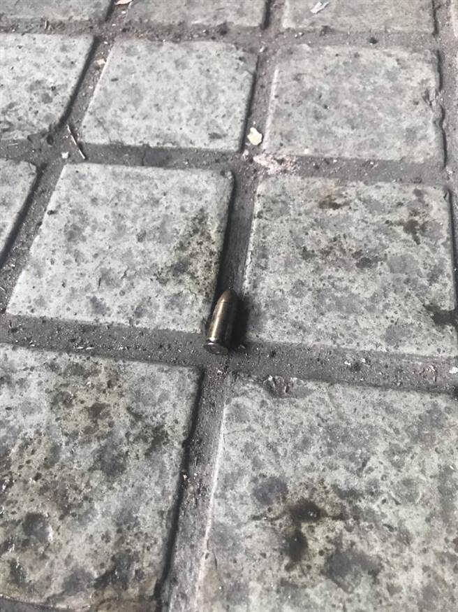 保险箱内有5颗疑似9厘米子弹。（警方提供）