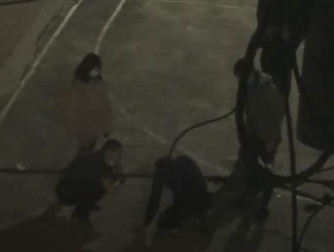 疑似聚眾霸凌，男子下跪磕头道歉还遭踹。(翻摄照片／吕筱蝉桃园传真)