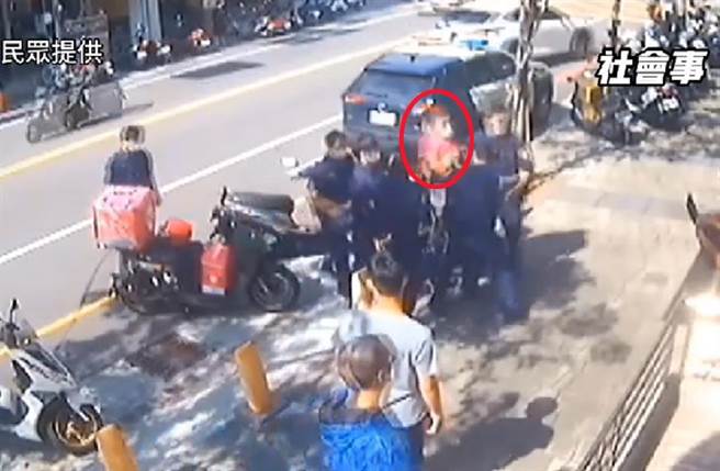 彰化一名熊猫外送员在派出所前失控拒捕，导致一名员警受伤。（截自记者爆料网影片）