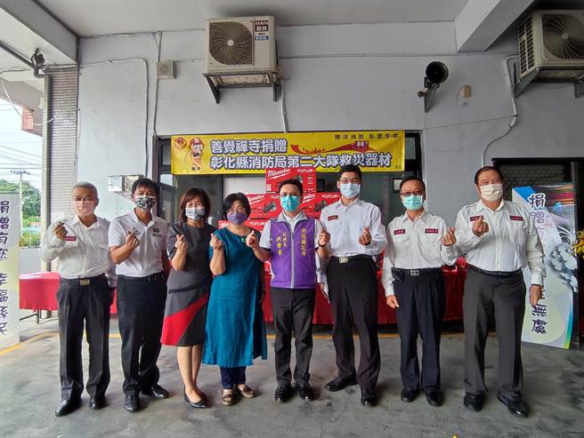 南投縣名間鄉善覺禪寺樂善好施、熱心公益，先前彰化喬友大火災難，住持釋哲慧法師有感於消防人員救災辛勞，因此透過縣議員蕭淑芬牽線，捐贈20台電動圓盤切割器，價值超過60萬台幣。（吳建輝攝）