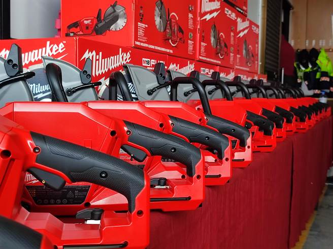 20台的新型電動圓盤切割器一致排開，包括砂輪片與鑽石切片2種，未來將投入員林、大村、員林西區、社頭、永靖、二水等18個外勤專責分隊使用。（吳建輝攝）