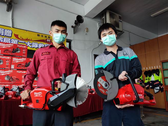 圓盤切割器多數用於建築物發生火災時，強制進入內部信行人命救援時使用，傳統切割器為手拉引擎，動輒十公斤起跳，新型電動的重量僅有6公斤左右，體積也僅有約傳統的一半。（吳建輝攝）