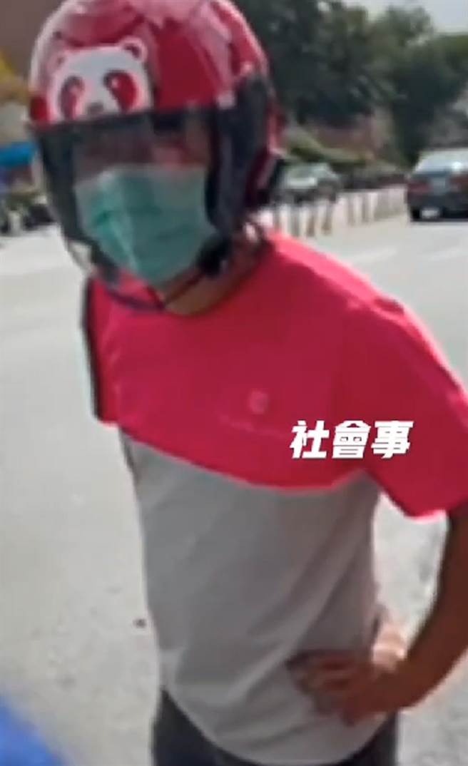 熊猫外送员在街头飙骂。（截自记者爆料网影片）