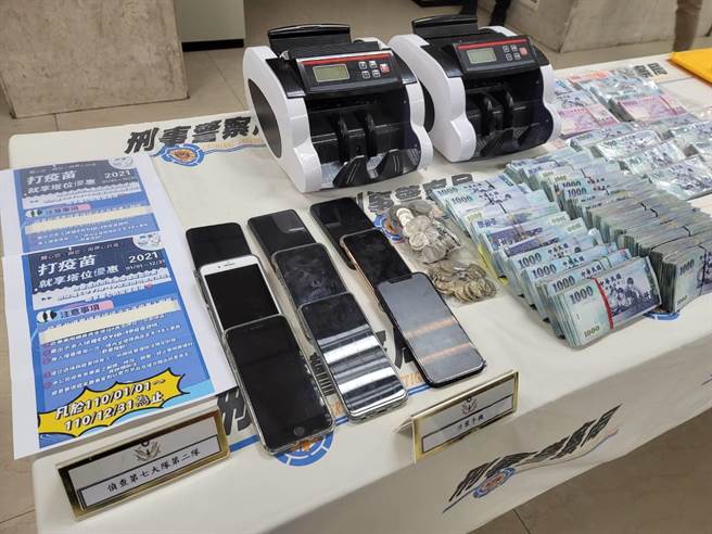 警方查扣现金495万元、BMW i8千万超跑1台、广告传单、被害人名册、塔位权状、塔位销售文件、公司规章、教战手册、骨灰罈、存折等赃证物。(林郁平)