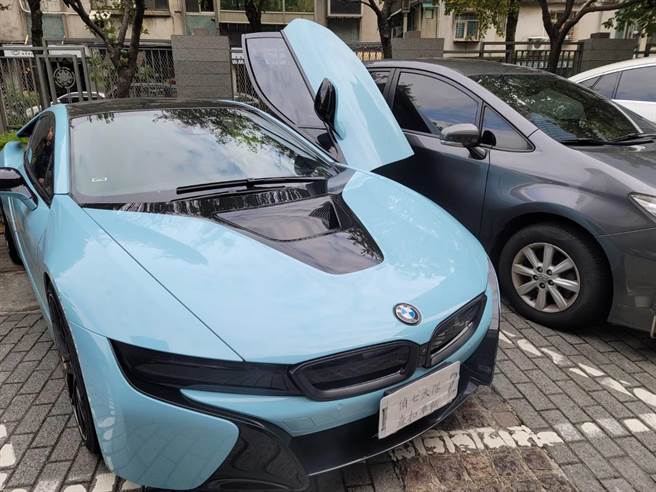 警方查扣到的超跑配备完整，市价超过千万元。(林郁平)