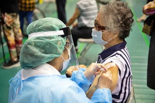 第12轮疫苗接种将于明天结束，嘉义市累积几期下来，目前AZ疫苗爽约剂有3200剂，疑似因民眾期待第二剂能混打BNT，因此引发一波AZ弃打潮。（嘉义市政府提供∕吕妍庭嘉义传真）