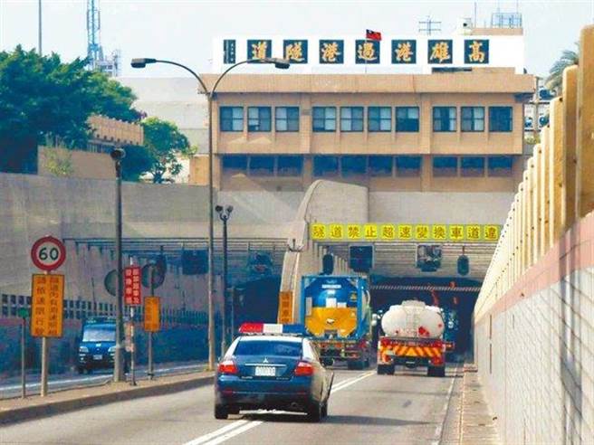 高雄过港隧道为旗津通往高雄唯一联外道路，自1984年开通使用迄今已37年，不过当初设计年限仅50年。（本报资料照片）