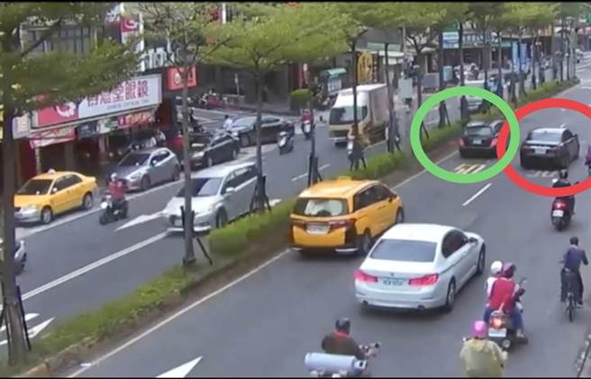 前立法院长王金平座车随扈传出对逼车驾驶「下车亮枪」，保六总队澄清：「车内持枪警戒」。(戴上容翻摄)