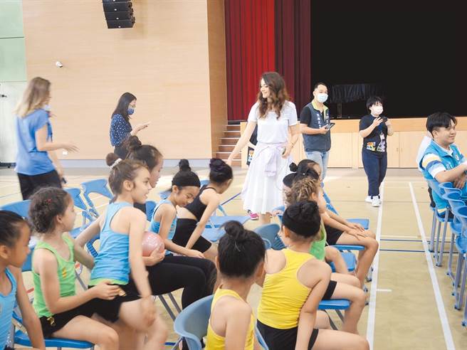 女星瑞莎（穿白衣）自2018年起协助培养台湾韵律体操选手。（资料照／邱立雅摄）