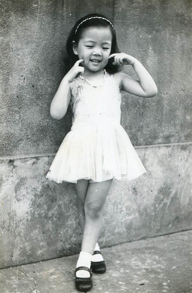 6岁时摄于南港老家前。（平鑫涛 摄）