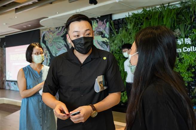 高市青年局「雄挺利」加码补贴方案将于110年底停止受理，呼吁青创业者欲贷从速。 （图为青年局长张以理／青年局提供）