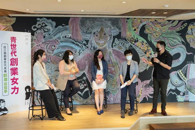 高市青年局补贴奏效，高市青创核贷件数及金额均为全国第一。图为青年局局长张以理（右）于「创业女力讲座」与现场来宾交流。（高市青年局提供）