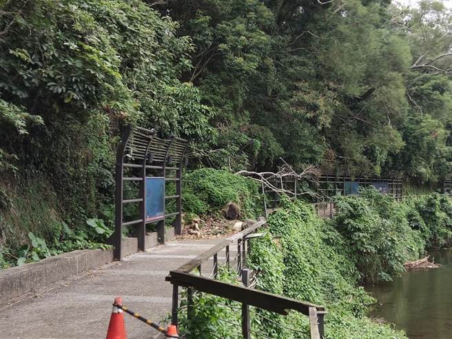 桃园大溪头寮步道土石崩落封闭民眾质疑维修缓如牛步。(吕筱蝉摄)