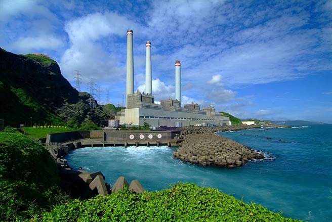 協和電廠改建新增第4座天然氣接收案昨第三次環評初審，台電今天駁斥該案有刻意於公投前闖關，後續將補件並評估個計劃可行性。(圖／台電提供)