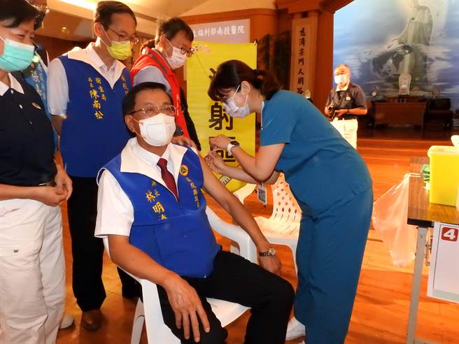 南投县长林明溱，2日施打第1剂疫苗。（南投县政府提供／廖志晃南投传真）