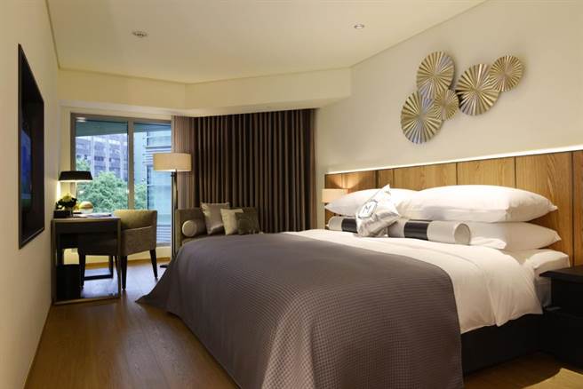 慕轩饭店秋季线上旅展与全台5间和逸饭店推出联合住宿券2500元还享买10送1，只要用1张住宿券加1000元即可入住慕轩饭店。（慕轩饭店提供）