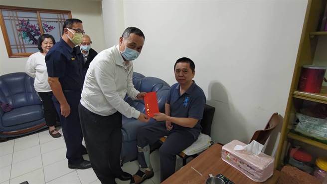 警政署長陳家欽今慰問中風退休的前所長陳德威。（新北市警察局提供）