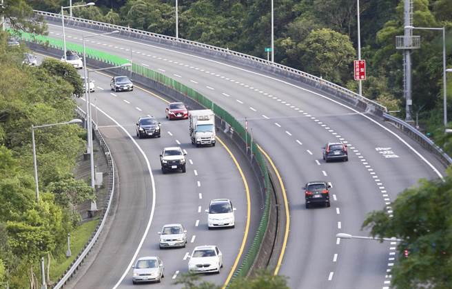 國道5號北向雪山隧道慢速車示警系統去年12月30日啟用，目前先針對時速低於65公里／小時，且與前車間距大於100公尺的小型車示警。國五示意圖。（張鎧乙攝）