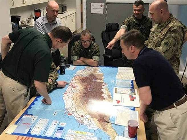 美国陆战队战争学院教授与学员，正以兵棋推演台海战事与美军部署及介入时机。（图／War on the Rocks）