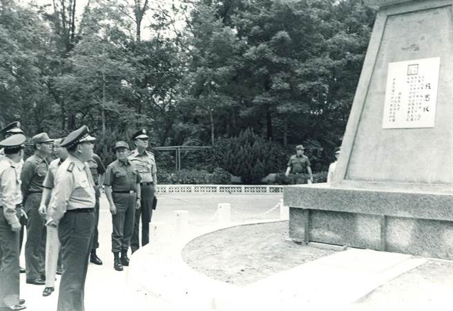 1988年05月30日参谋总长郝柏村上将，巡亲金门防务，并视察小径圆环胡琏将军铜像建筑工程。（中时报系檔案照片）
