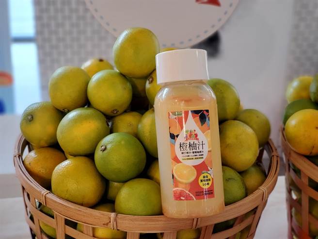 今年的鮮榨柳丁飲品上市囉。（周麗蘭攝）
