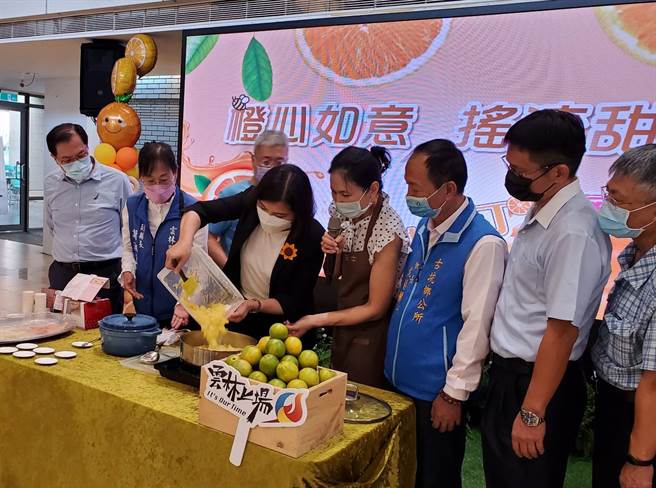 雲林縣長張麗善示範煮果醬，她手上倒的柳橙果肉是10斤柳橙剝出來的。（周麗蘭攝）
