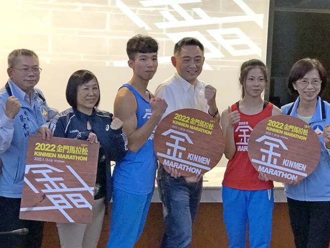 楊鎮浯縣長期待「金門馬」一馬當先，帶來健康快樂、平安順利的一年。（李金生攝）