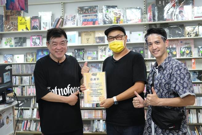 孙德荣带着高志早放西门町知名唱片行，与老板合影。（国兴卫视提供）
