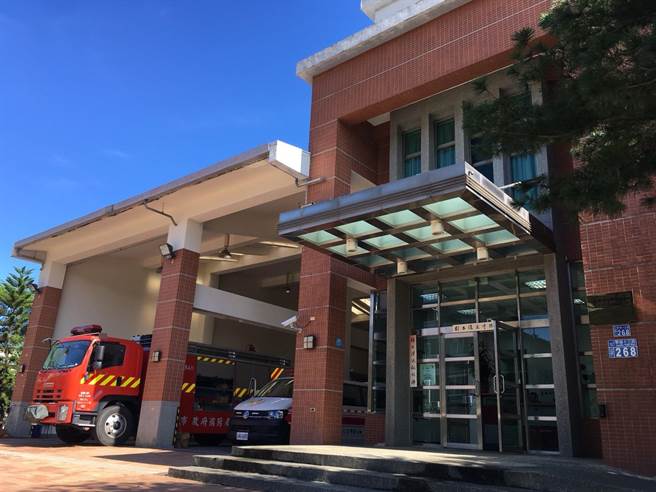 台中市大坑地区一防疫旅馆传出火警，消防局出动东山分队等消防人员28人前往抢救。（翻摄自台中市消防局第八救护大队东山分队官网）