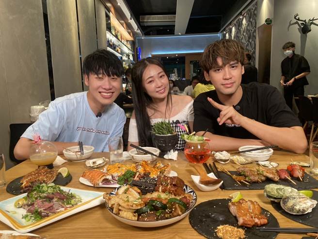 《食尚玩家魚肉鄉民》邀請詹子晴帶主持人陳零九、賴晏駒（小賴）一起到宜蘭踩點。（TVBS提供）